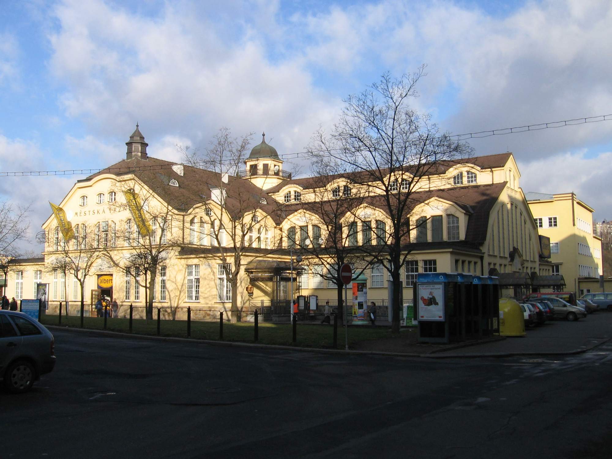 Mestska Tržnice Karlovy Vary, Albert supermarket, Bus station
